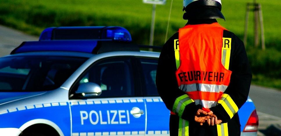 Polizei und Feuerwehr im Einsatz (Symbolfoto).