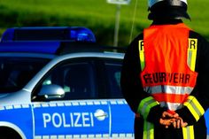 Polizei und Feuerwehr im Einsatz (Symbolfoto).
