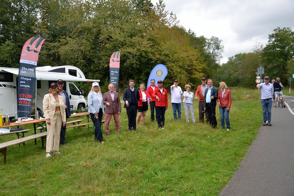 Vertreter des Rotary-Club Monschau-Nordeifel begrüßten die Walker aus Brüssel und unterstützen sie mit 500 Euro bei ihrem Stop-Parkinson-Walk. Foto: T. Förster