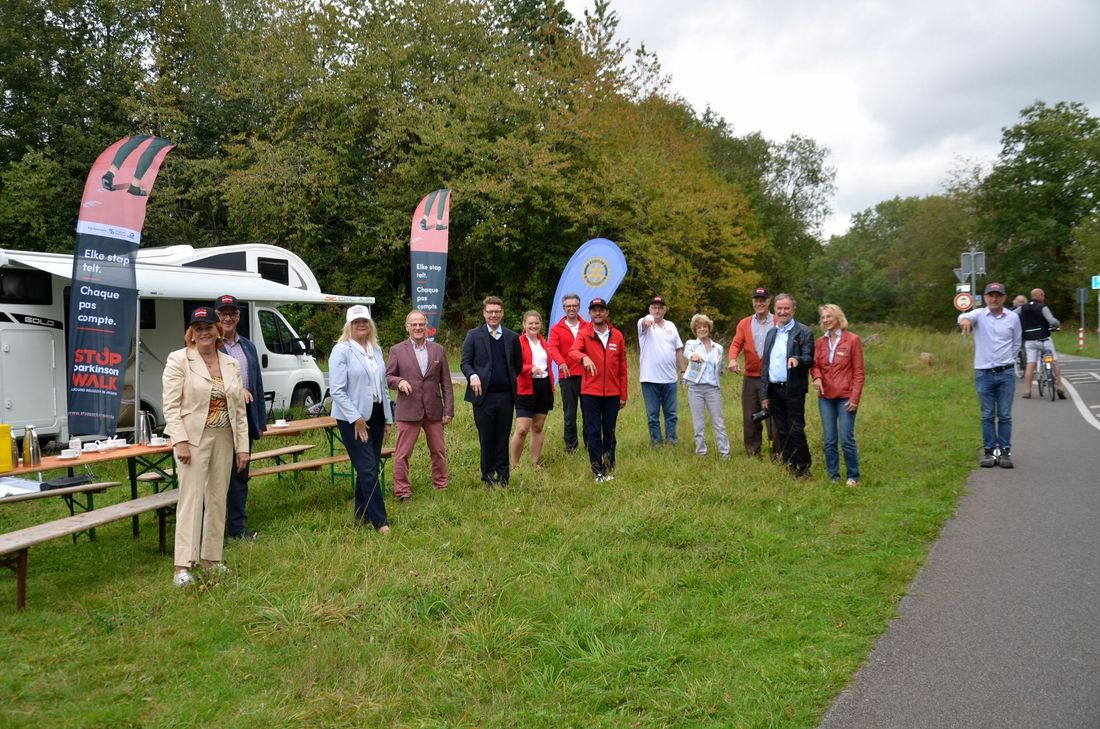 Vertreter des Rotary-Club Monschau-Nordeifel begrüßten die Walker aus Brüssel und unterstützen sie mit 500 Euro bei ihrem Stop-Parkinson-Walk. Foto: T. Förster