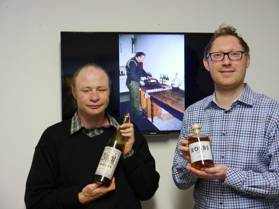 Thorsten Schmitz, Urenkel von Ohm Bältes und Bierverlag-Geschäftsführer Michael Schäfer (r.) haben eine Neuauflage des Pfefferminz-Wermut-Likörs herausgebracht.
