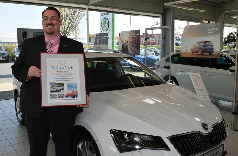 Guido Krieger (Verkauf Neuwagen Skoda beim Autohaus Fleischhauer) nahm die Urkunde für das Familienauto 2019, den Skoda Superb Combi entgegen. Foto: Scholl