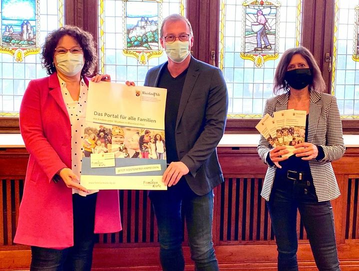 Die Familienkarte Rheinland-Pfalz ist da (v. l.): Bettina Cornely, Familienbeauftragte der VG Mendig, Jörg Lempertz, Bürgermeister VG Mendig, und Ute Dernbach, Teilbereichsleiterin Familien, Schulen und Soziales VG Mendig.