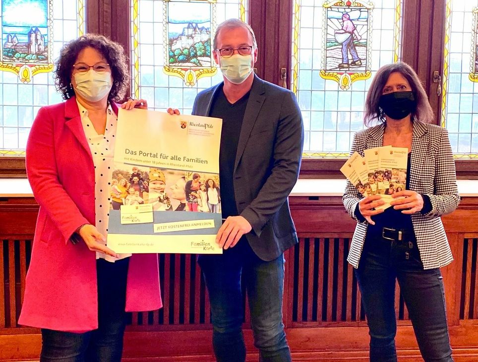 Die Familienkarte Rheinland-Pfalz ist da (v. l.): Bettina Cornely, Familienbeauftragte der VG Mendig, Jörg Lempertz, Bürgermeister VG Mendig, und Ute Dernbach, Teilbereichsleiterin Familien, Schulen und Soziales VG Mendig.