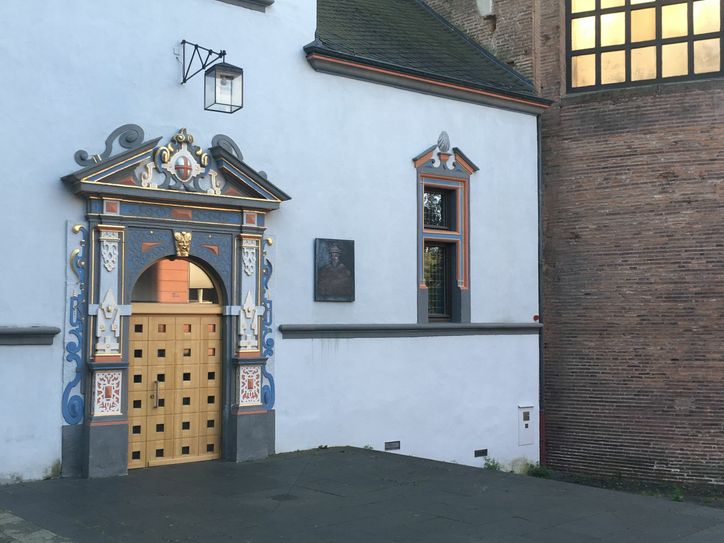 Eine Tafel am Kurfürstlichen Palais in Trier erinnert noch Caspar Olevian. Foto: Pees