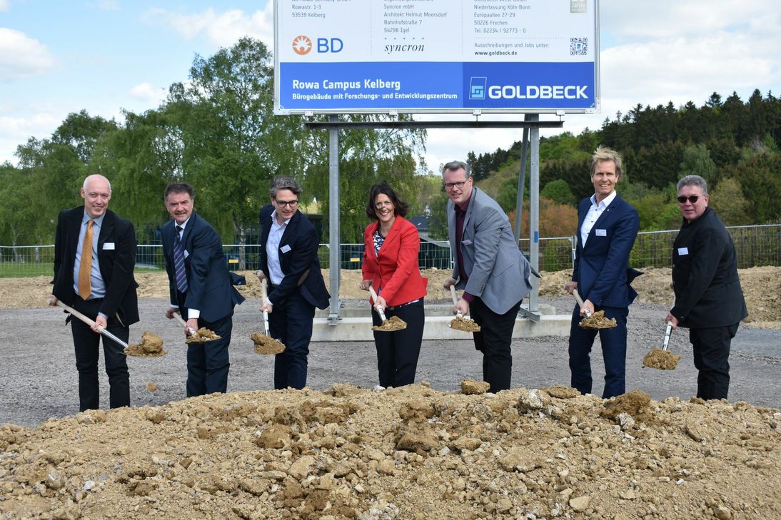 Johannes Saxler (v.l.), Wilhelm Jonas, Antonios Vonofakos, Daniela Schmitt, Matthias Kreling, Marco Bayer und Helmut Moersdorf beim Spatenstich. Foto: Woltmann