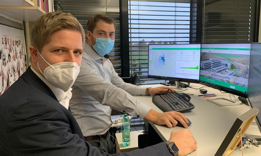 Software-Ingenieur Sebastian Stockart präsentiert Landrat Markus Ramers (links) das neue Corona-Dashboard. Foto: W. Andres / Kreis Euskirchen