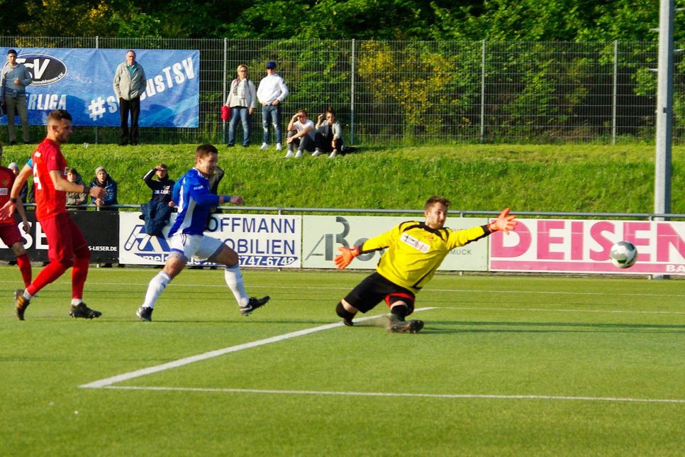 Eric Peters (blaues Trikot) macht das 1:0 gegen die TuS. Leider blieb es bei diesem einen Treffer für den TSV, der das Spiel gegen die Koblenzer mit 1:2 verlor. (Foto: Arno Boes)