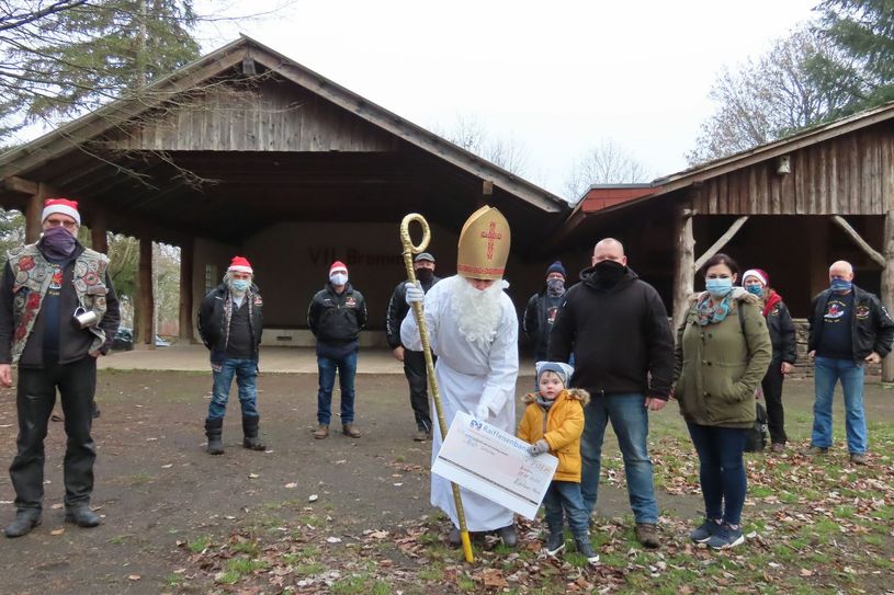 Der Nikolaus hatte einen "großen" Spendenscheck für Noah Schüller aus Hauroth dabei.