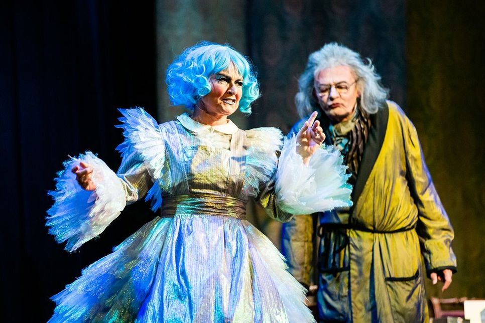 Das Bopparder BurgTheater feierte mit der Neu-Inszenierung "Fröhliche Weihnachten, Mr. Scrooge" ein fulminantes Comeback auf der Bühne der Stadthalle.