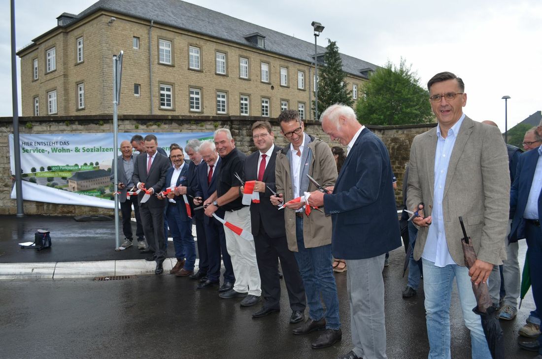 Das Band ist zerschnitten und die neue Hauptzufahrt in das Service-, Wohn- und Sozialzentrum »Alte Kaserne« an der Mötscher Straße ist damit freigegeben. Foto: S. Schönhofen