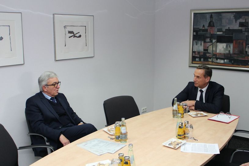 Bürgermeister Joachim Rodenkirch im Gespräch mit Innenminister Roger Lewentz (Foto: Sebastian Klein).