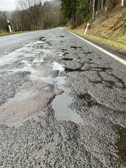 Der Landtagsabgeordnete Hendrik Schmitz ließ sich von Ortsvorsteher Helmut Kaulard den maroden Zustand der L 106 zeigen.