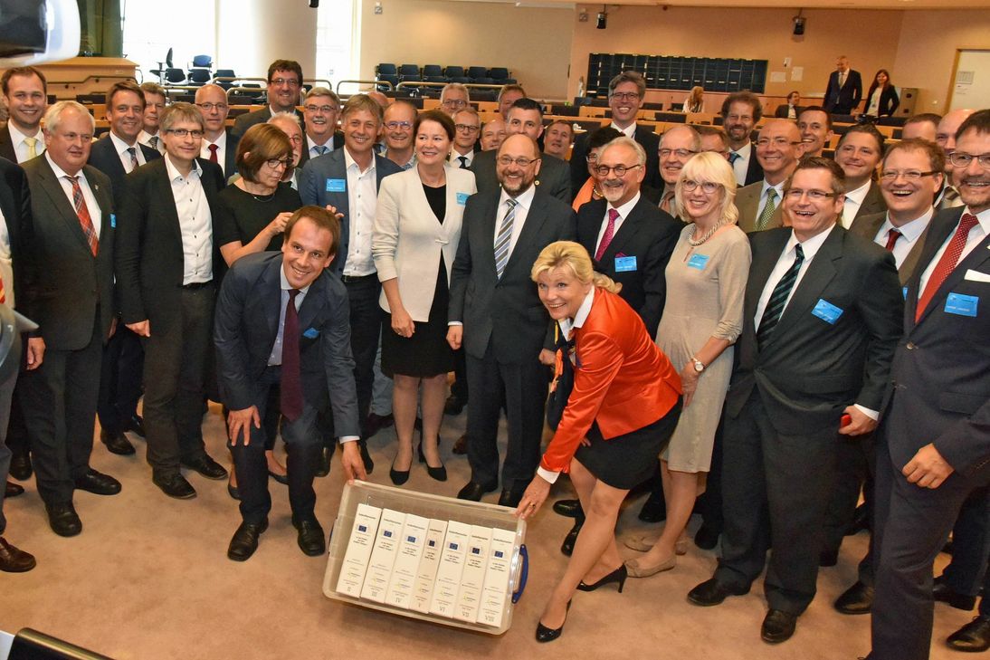 Städteregionsrat Helmut Etschenberg (Mitte) hat heute als Kopf der DreiländerRegion gegen Tihange dem EU-Parlamentspräsidenten Martin Schulz das in acht Aktenordnern akribisch zusammengestellte Informations-und Auskunftsersuchen der Region an die EU-Kommission ebenfalls ausgehändigt. Schulz: „Ich stehe auf ihrer Seite.“ Foto: Andreas Hermann