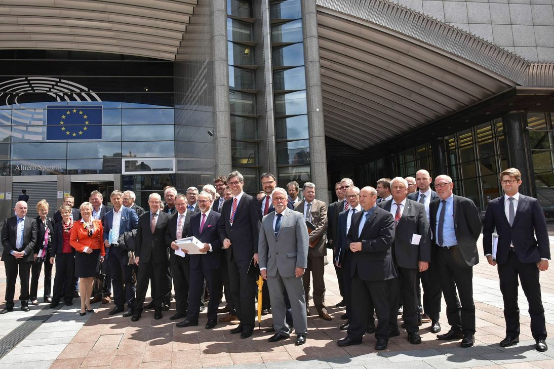 Heute haben die Vertreter der „DreiländerRegion gegen Tihange“ (hier vor dem EU-Parlamentsgebäude) eindrucksvoll dem EU-Parlamentspräsidenten Martin Schulz in Brüssel die Sorgen von  acht Millionen Bürgern zum maroden Reaktor Tihange 2 nähergebracht. Ein in acht Aktenordnern akribisch zusammengestellter Fragenkatalog wurde übergeben. Foto: Andreas Hermann