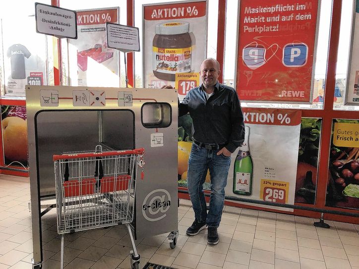 Michael Rieck möchte seinen Kunden im Simmerather REWE-Markt noch mehr Sicherheit bieten und hat eine Desinfektionsanlage für seine Einkaufswagen angeschafft. Foto: T. Förster
