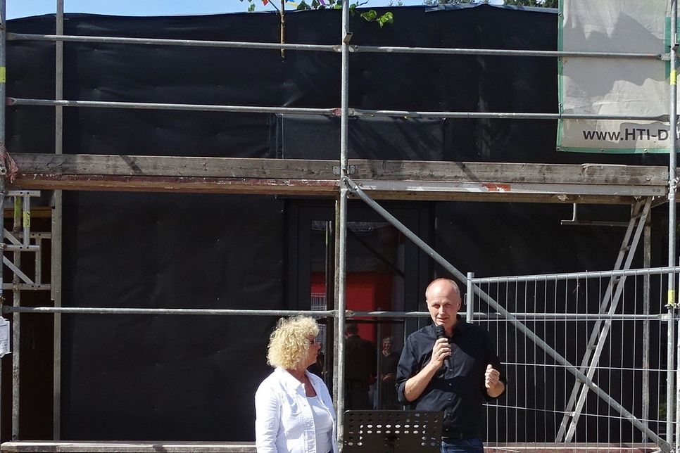 Bürgermeisterin Rosi Radant und Architekt Frank Heinz bei der kleinen Feierstunde rund um das Richtfest. Foto: Mohsmann