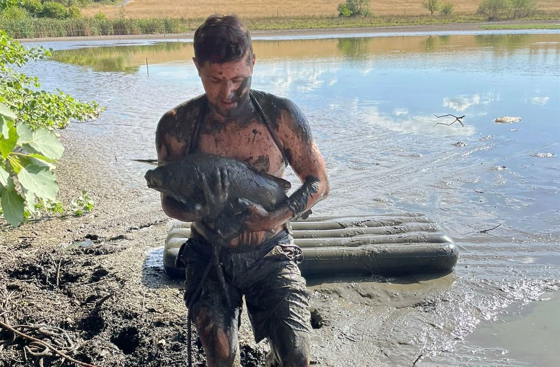 Ein tiefes Schlammbad genommen, aber den gefährdeten Sangweiherkarpfen gerettet, hat Matthias Stolz aus Mehren.