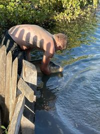 Hätten die ehrenamtlichen Helfer nicht so beherzt zugepackt, wären die Karpfen im Sangweiher vermutlich verendet.