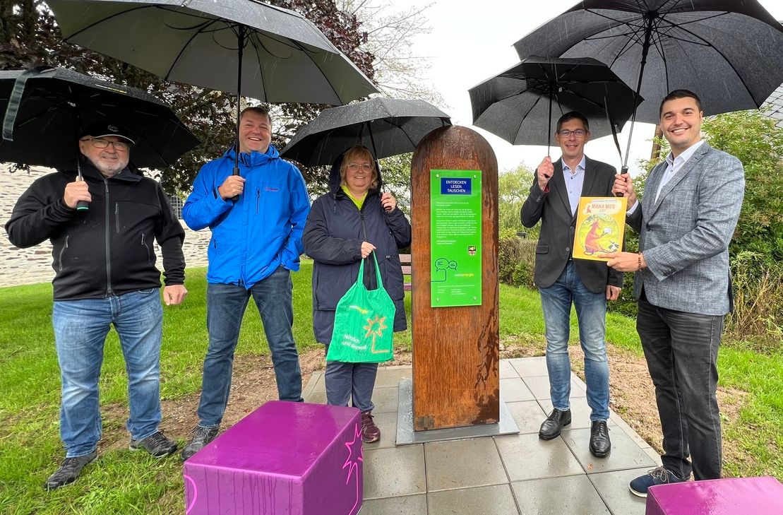 Paul Schön, Gemeinderat, Markus Berlandi, Erster Beigeordneter, Bücherpatin und Beigeordnete Steffi Grings, Ortsbürgermeister Winfried Erbes und Westenergie-Regionalmanager Florian Schmidt, laden zum Stöbern an den neuen Westenergie Bücherschrank in Laudert ein.