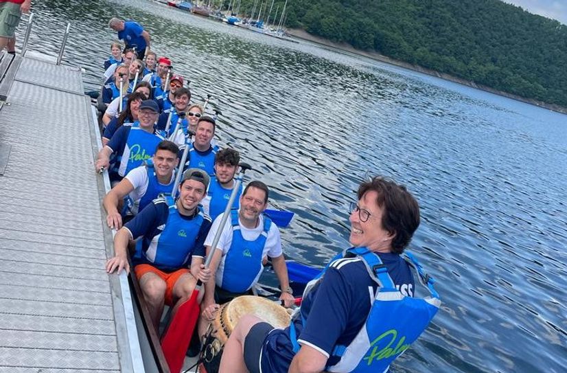 Auch ein Team des Medienhauses Weiss nimmt am Drachenbootrennen teil.