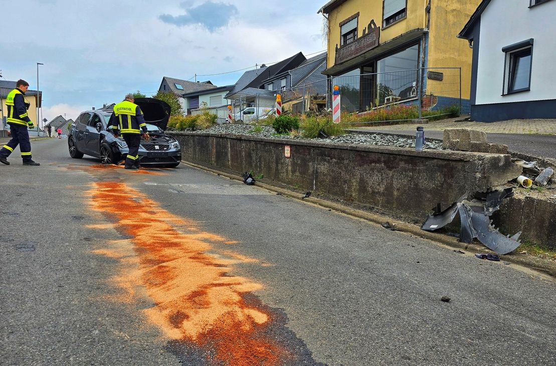 Fast eine halbe Stunde benötigte der Rettungswagen zur Unfallstelle. Die Fahrerin dieses Seats wurde glücklicherweise nur leicht verletzt. Foto: S. Schmitt