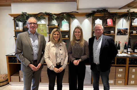 Mit Stolz trägt die Deutsche Weinkönigin Anna Zenz (2. von rechts) das Weincollier der IHK Trier. Mit ihr freuen sich (von links) Albrecht Ehses (Leiter Weinwirtschaft der IHK), IHK-Hauptgeschäftsführerin Jennifer Schöpf-Holweck und Thomas Loosen (Vorsitzender IHK-Weinausschuss).