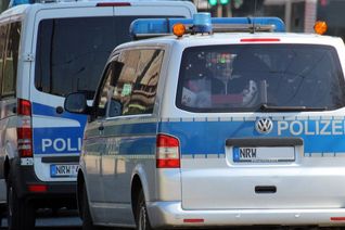 Symbolfoto das mehrere Polizeifahrzeuge zeigt