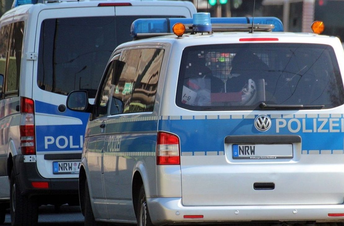 Symbolfoto das mehrere Polizeifahrzeuge zeigt