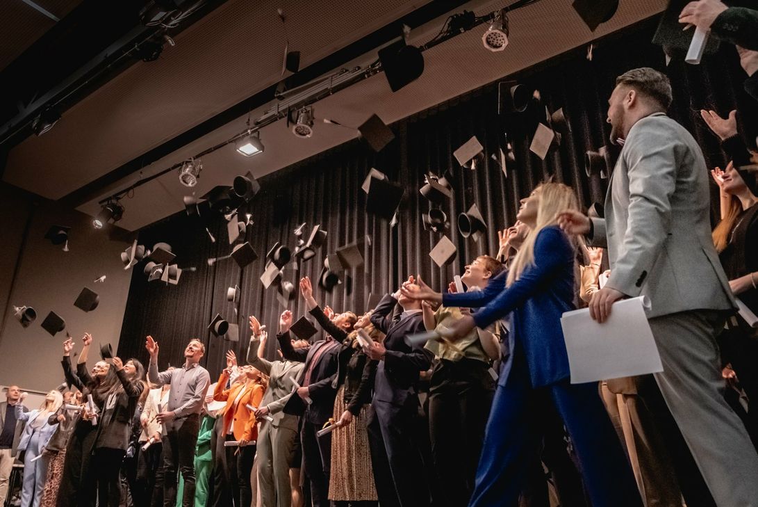 Bei der Absolventenfeier flogen die Hüte.