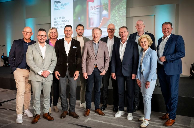 Der Vorstand des Bundesverbandes kostenloser Wochenzeitungen (BVDA) um seinen Vorsitzenden Alexander Lenders (3.v.r.).