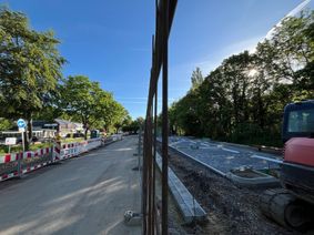 Die Firma Fastned baut am Kommerner Mühlensee (B266/B477) eine neue Schnellladestation für E-Autos. Sie soll acht Ladepunkte mit einer Ladeleistung von bis zu 400 Kilowatt bieten und Ende Juni fertig werden.