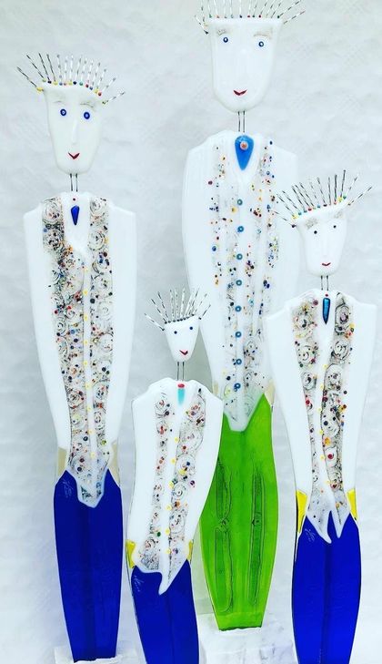 Glaskünstler Michael Günther präsentiert in Schweich seine farbenfrohen Glasfiguren „People“ in verschiedenen Größen und Farben.