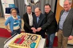 Eine große Torte durfte natürlich nicht fehlen – alle Gäste konnten sich nach der Suppe daran erfreuen. Der Geburtstagskuchen wurde feierlich von Iris Hoffmann (Ehrenamtskoordinatorin der Evangelischen Gemeinde, v. l.), Bürgermeister Sacha Reichelt, Leo Wolter (stellvertretender Landrat), Diakon Jens Schramm und Pfarrer Frank Thönes angeschnitten.