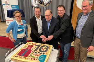 Eine große Torte durfte natürlich nicht fehlen – alle Gäste konnten sich nach der Suppe daran erfreuen. Der Geburtstagskuchen wurde feierlich von Iris Hoffmann (Ehrenamtskoordinatorin der Evangelischen Gemeinde, v. l.), Bürgermeister Sacha Reichelt, Leo Wolter (stellvertretender Landrat), Diakon Jens Schramm und Pfarrer Frank Thönes angeschnitten.