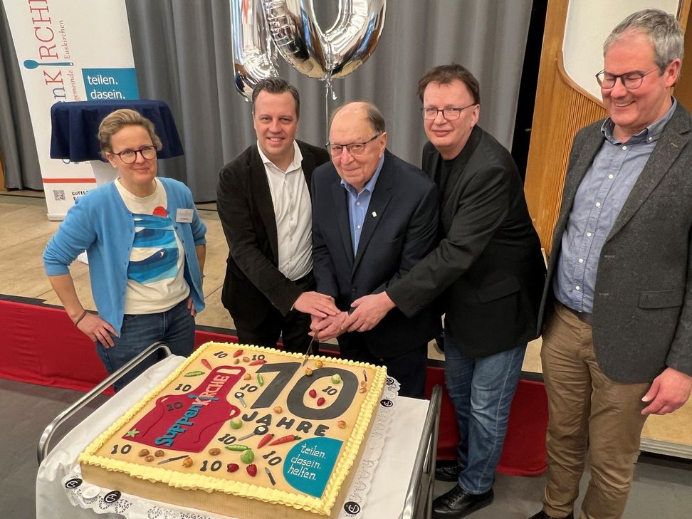 Eine große Torte durfte natürlich nicht fehlen – alle Gäste konnten sich nach der Suppe daran erfreuen. Der Geburtstagskuchen wurde feierlich von Iris Hoffmann (Ehrenamtskoordinatorin der Evangelischen Gemeinde, v. l.), Bürgermeister Sacha Reichelt, Leo Wolter (stellvertretender Landrat), Diakon Jens Schramm und Pfarrer Frank Thönes angeschnitten.