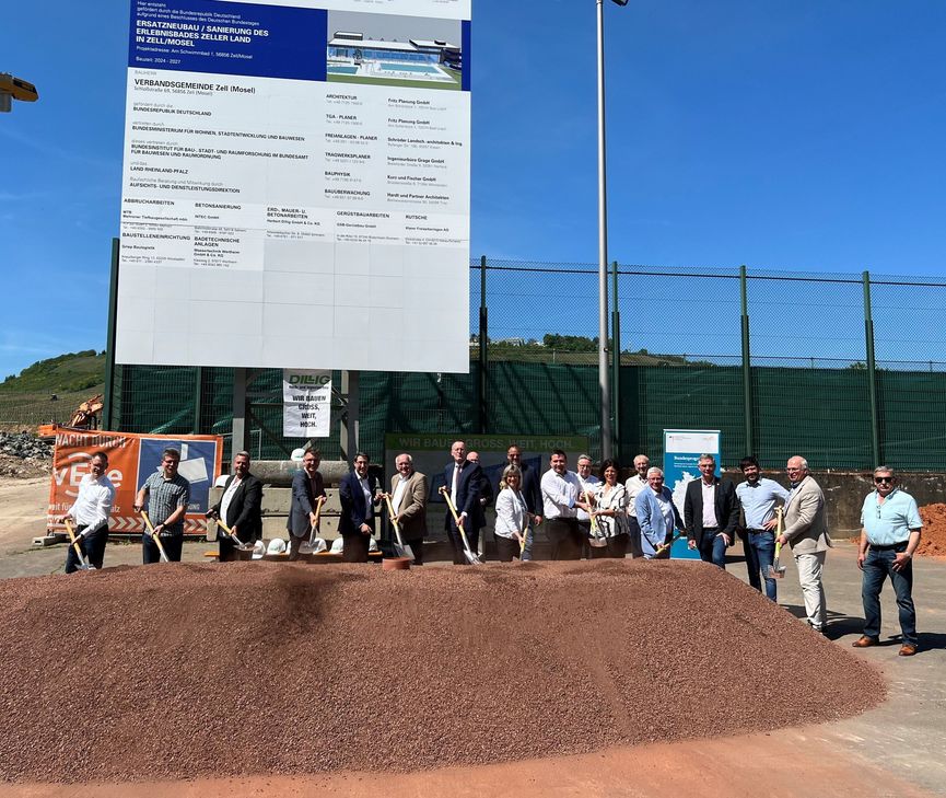 Symbolischer Spatenstich bei Sonnenschein: Vertreter/innen aus Politik und Verwaltung feiern den Baubeginn des neuen Erlebnisbads Zeller Land.