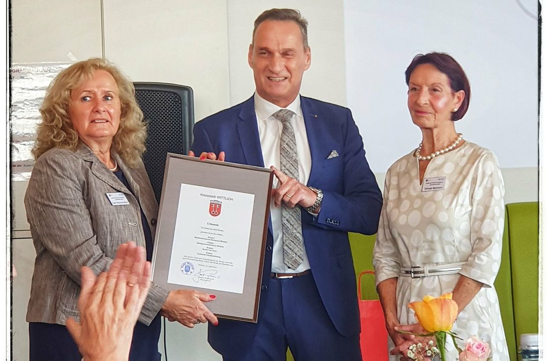 Bürgermeister Joachim Rodenkirch gratuliert den beiden Vorsitzenden Sigrid Hübner-Bußmer (links) und Elfriede Marmann zum Jubiläum.