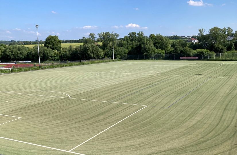 Neue Kunstrasenfläche im Bitburger Stadion