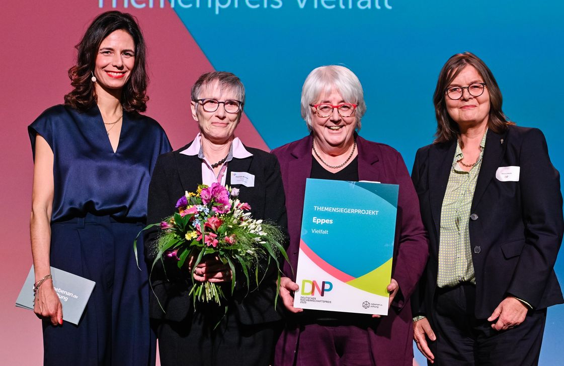 Für den Verein "Perspektiven" nahm Michaele Schneider (2.v.re.) die Auszeichnung in Berlin entgegen. Der Themenpreis "Vielfalt" für das "Eppes" ist mit 5.000 Euro dotiert.