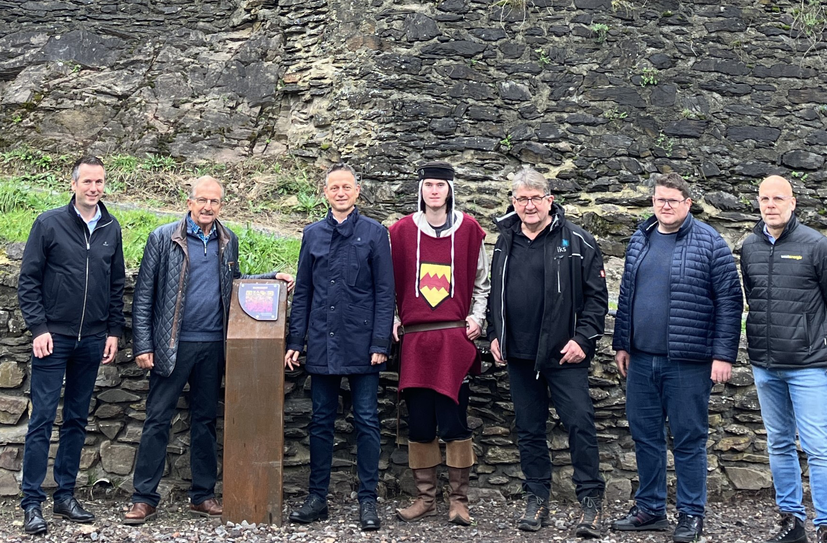 Testen gemeinsam die digitale Tour auf der Niederburg Manderscheid (v.l.): Manuel Follmann, Bürgermeister VG Wittlich-Land; Günter Krämer, Stadtbürgermeister Manderscheid; Westenergie-Regionalmanager Marco Felten, Kastelan Lukas von Manderscheid, Vertreter IKS GmbH Markus Backes, Vertreter des Ingenieurbüros Reihsner Christoph Weber sowie Westenergie-Mitarbeiter Guido Dichter.