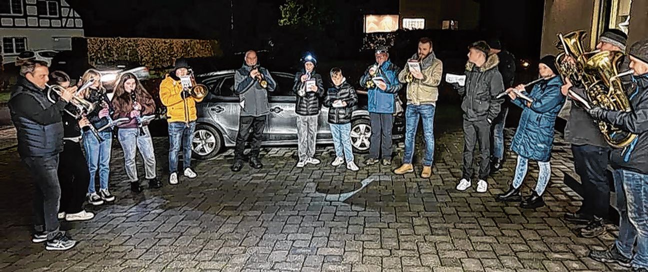 Die Musiker der Eifelklängen spielen wieder Weihnachtslieder in der Heiligen Nacht.