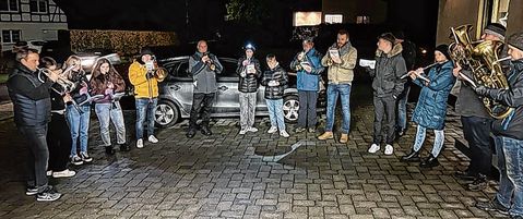 Die Musiker der Eifelklängen spielen wieder Weihnachtslieder in der Heiligen Nacht.