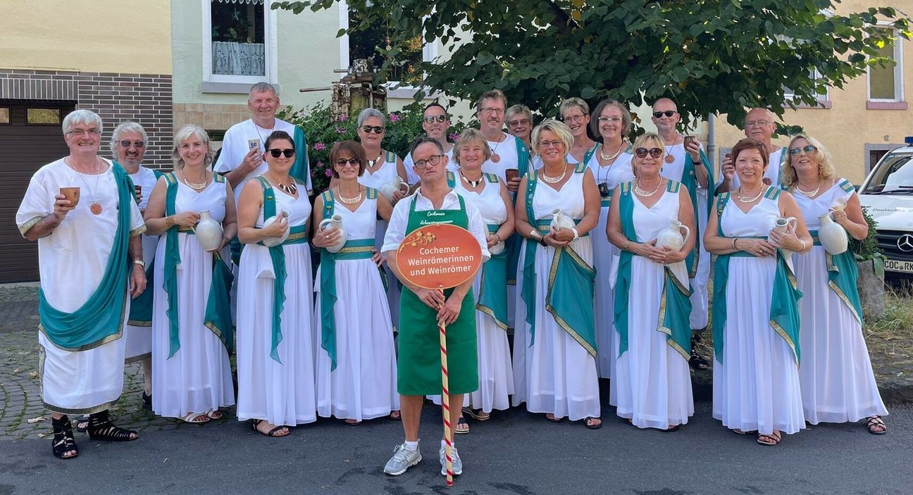 Das Foto zeigt die Gruppe nach dem Festumzug beim 57. Sehler Quetschefest