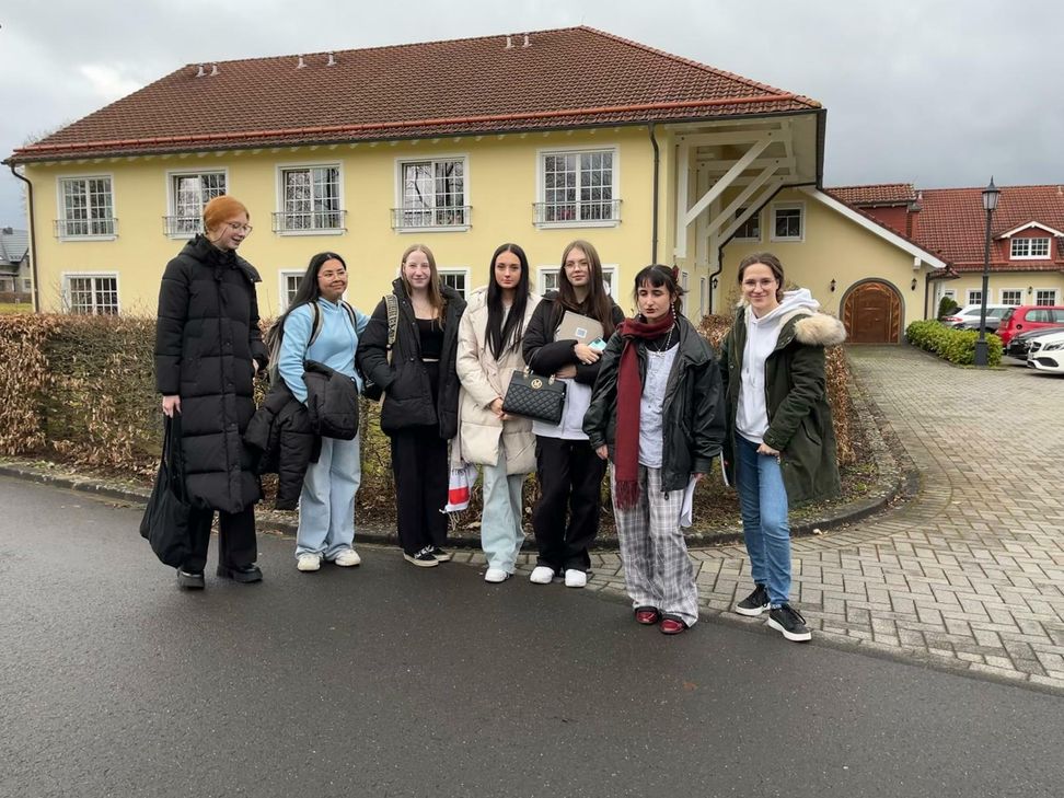 Schülerinnen der St. Stephanus-Realschule plus Nachtsheim vor der Pflegeeinrichtung.