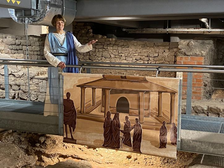 Dr. Paula Kolz in der Rolle der »Aurelia« in den Ausgrabungen unter der Dom-Info.