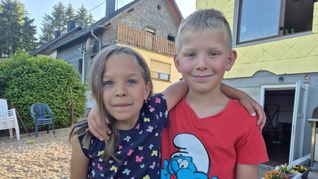 Die siebenjährigen Zwillinge Leonie und Noah Blaes haben den Brand zuerst bemerkt.