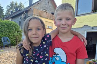 Die siebenjährigen Zwillinge Leonie und Noah Blaes haben den Brand zuerst bemerkt.