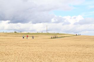 Am Sonntag startet wieder die Euskirchener Burgenfahrt. Das Team der Malteser Euskirchen (Foto unten rechts) betreut in diesem Jahr die Sanitätsstation im Erftpark, wo sich das Ziel der Burgenfahrt befindet.