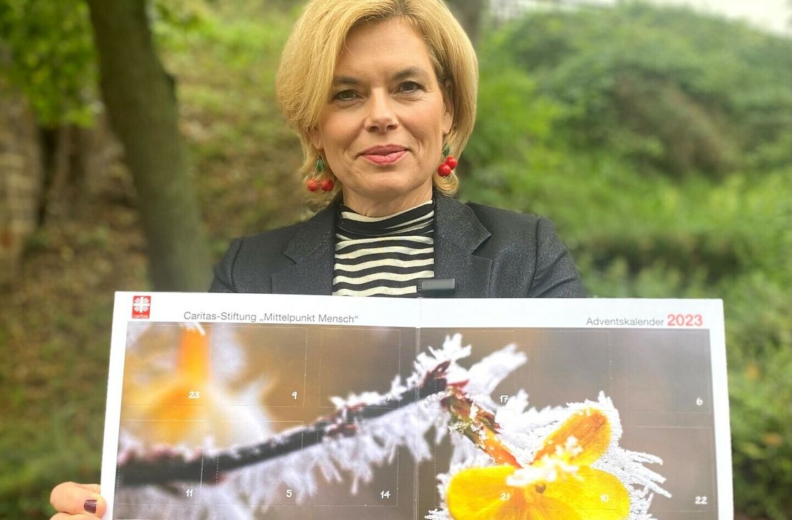 Der Caritasverband hat den Adventskalender mit seiner Stiftung "Mittelpunkt Mensch" aufgelegt. Mit dem Erlös fördert das Stiftungskuratorium unter Vorsitz von Julia Klöckner die regionale Caritas-Arbeit.